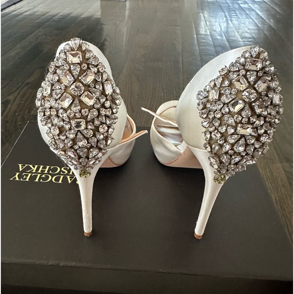 Badgley Mischka Gene Pumps - Picture 5 of 5